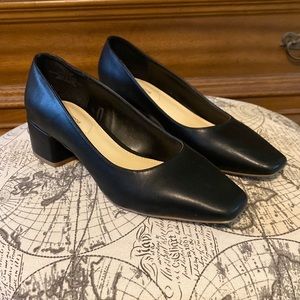 Liz Claiborne Black Pumps- Size 7